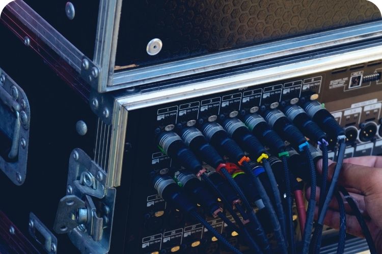 Hooking up a sound box.