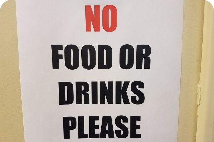 A sign that says "NO FOOD OR DRINKS PLEASE."